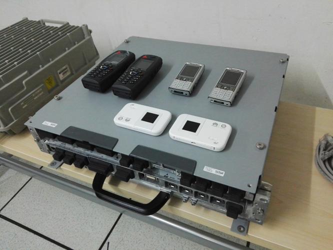实验室中展示的部分通信设备:王老师带领同学们参观了移动互联网实验